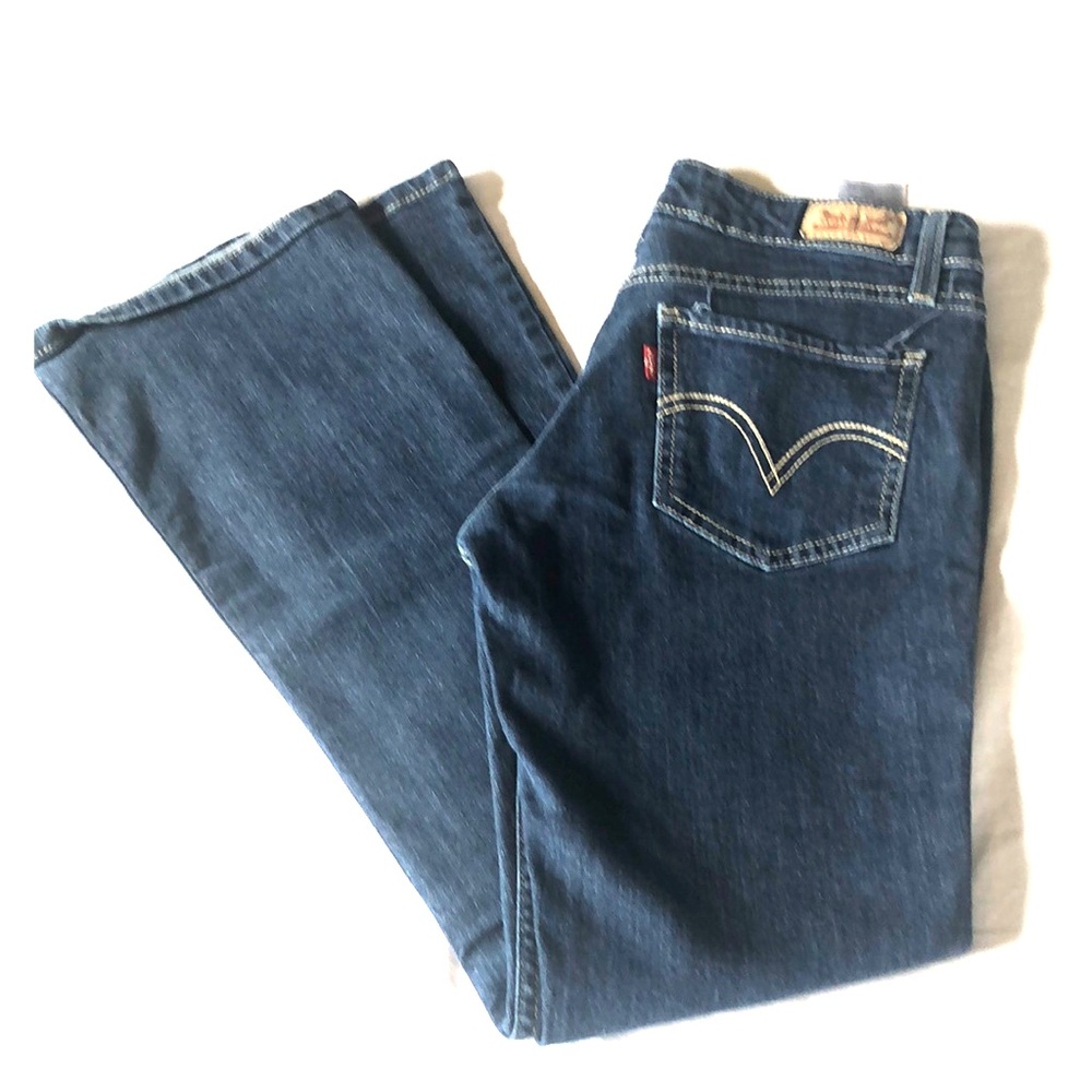 Dark blue Levi’s 518’s